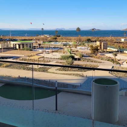 Zicht vanop het voorterras op de Mar Menor (de Kleine Zee)