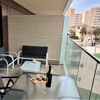 Grande terrasse devant (14 m2) avec table et ensemble lounge.