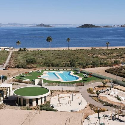 Grand jardin de 8000 m2 avec plusieurs facilités de détente.