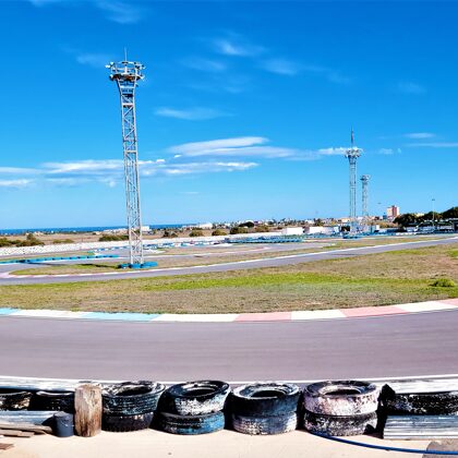 A 700 m, circuit de karting.