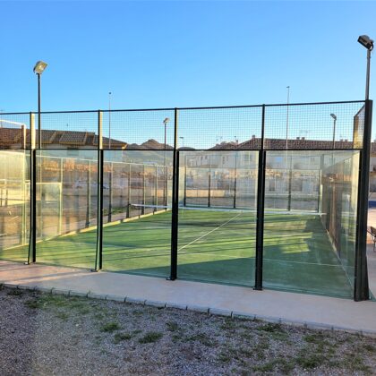 Centre sportif à côté du batîment avec padel, tennis, basket et mini foot.