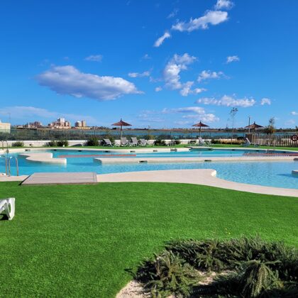 Grand piscine communale avec vue sur les marais à côté.